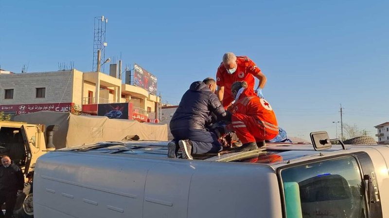 لبنان.. إصابة عشرات التلاميذ جراء اصطدام “فان” بحافلة طلاب (فيديو)