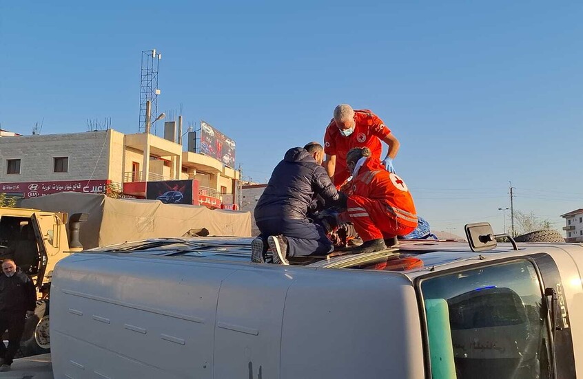 لبنان.. إصابة عشرات التلاميذ جراء اصطدام “فان” بحافلة طلاب (فيديو)