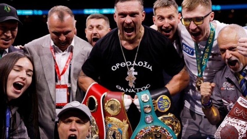 قرار غير متوقع.. أوسيك ينسحب من عرش الوزن الثقيل للملاكمة