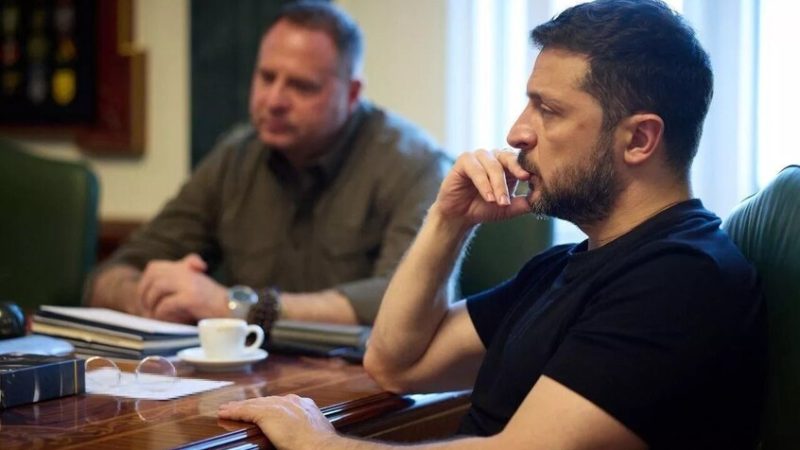 وسط فضيحة الفساد.. ضغوط متزايدة على زيلينسكي لإقالة رئيس مكتبه يرماك