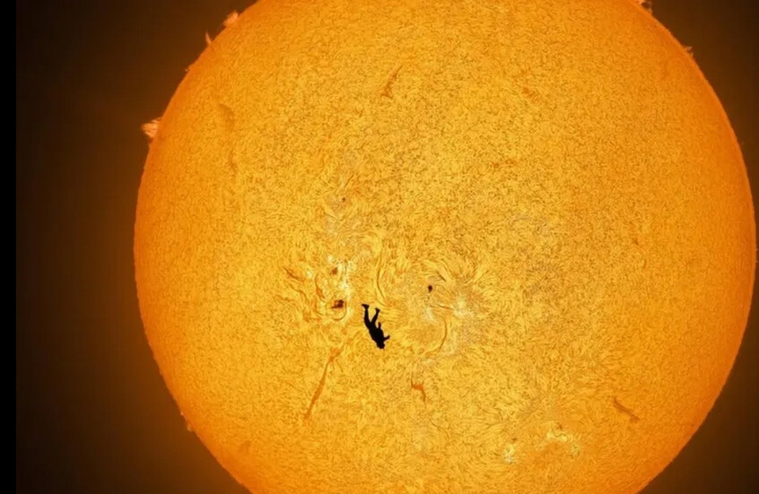 لقطة فريدة لظل بشري في السماء أمام الشمس!