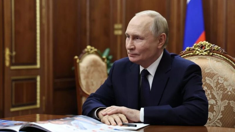 بوتين يؤكد أولوية تعزيز الأسرة  في روسيا على هامش مؤتمر للآباء