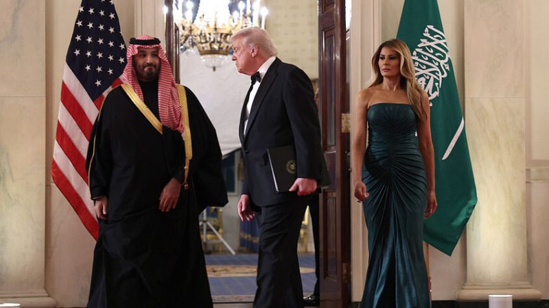 بلون العلم السعودي.. فستان ميلانيا ترامب في استقبال محمد بن سلمان يثير تفاعلا