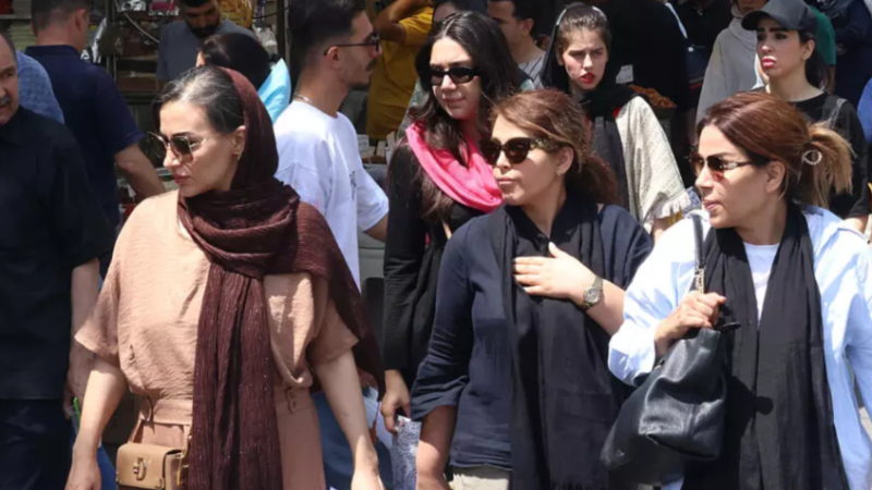 إيران: إصدار رخص قيادة الدراجات النارية للنساء لا يواجه أي منع قانوني