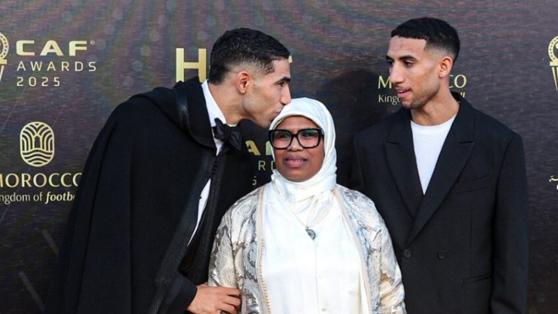 شاهد.. أشرف حكيمي يصل إلى حفل جوائز الكاف على “سكوتر” مع والدته