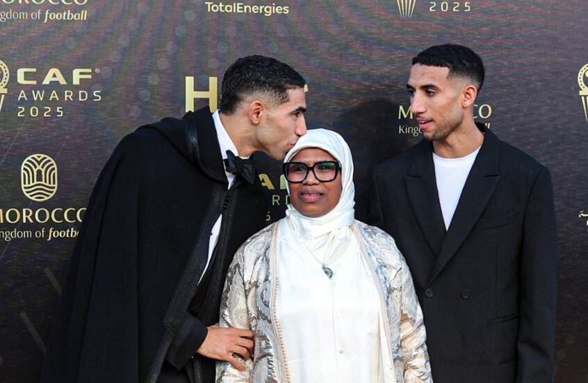 شاهد.. أشرف حكيمي يصل إلى حفل جوائز الكاف على “سكوتر” مع والدته