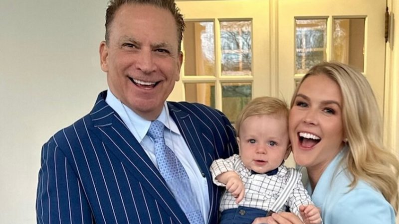 فارق 32 عاما.. أصغر ناطقة باسم البيت الأبيض في التاريخ تتحدث عن زواجها المثير للجدل