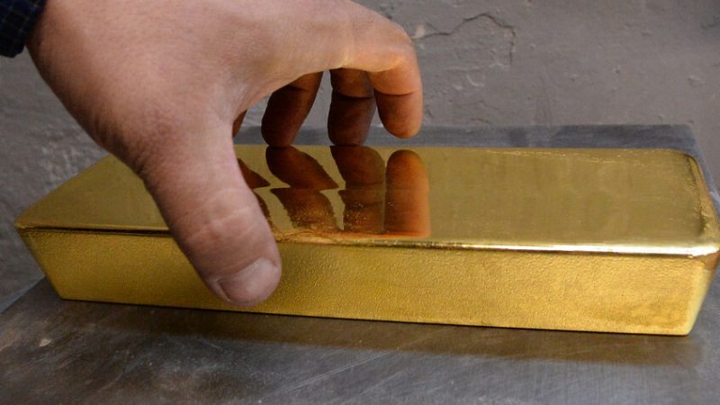 الذهب يتراجع مع صعود الدولار