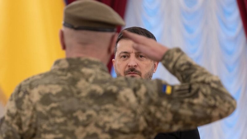 بين أكياس النقود والمرحاض الذهبي.. الغرب يتلمس التخلي عن دعم زيلينسكي