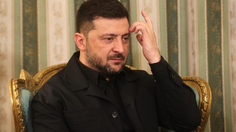 “انقلاب عسكري” أو “سيناريو متحضر” لعزل زيلينيسكي لن يبدل سياسة كييف