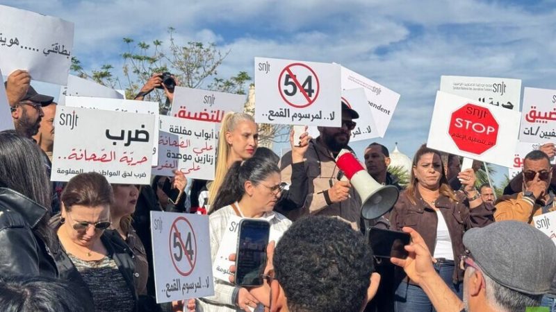 صحفيو تونس ينتفضون في القصبة.. مطالب عاجلة لإنقاذ المهنة (فيديو )