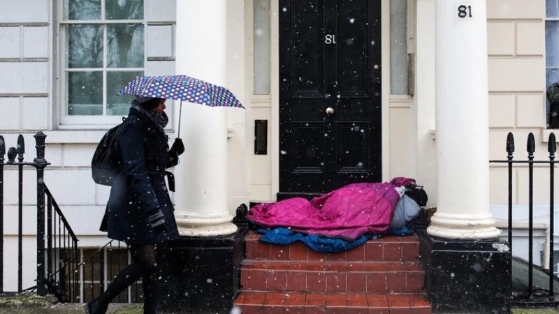 “الغارديان” تحذر من أزمة في القطاع الصحي في بريطانيا بسبب المهاجرين