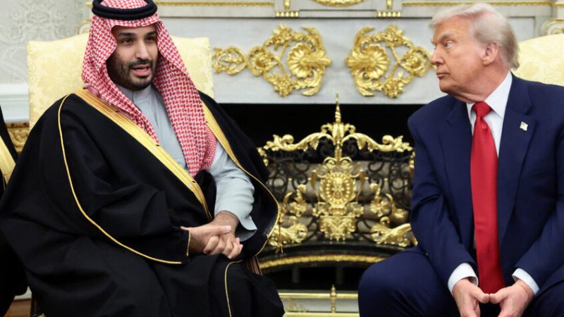 “كنت سألبس هكذا لو استطعت”.. ترامب يمازح مسؤولا سعوديا! (فيديو)