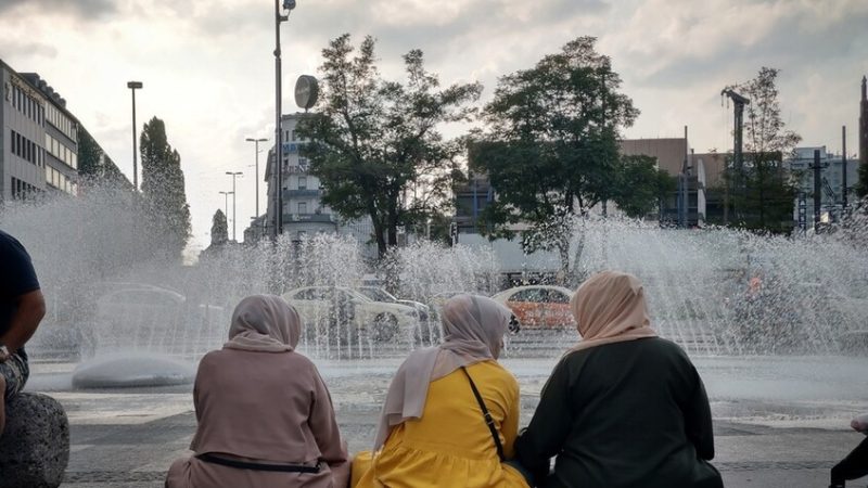 دولة أوروبية تعتزم حظر الحجاب الإسلامي لمن هن دون 14 عاما في المدارس