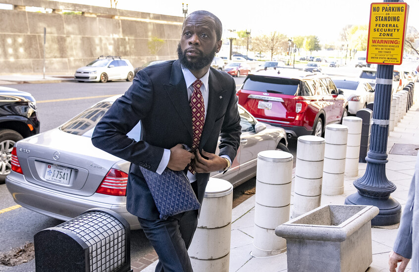 الحكم على  فنان أمريكي شهير بالسجن 14 عاما على خلفية قضية تتعلق بحملة إعادة انتخاب أوباما