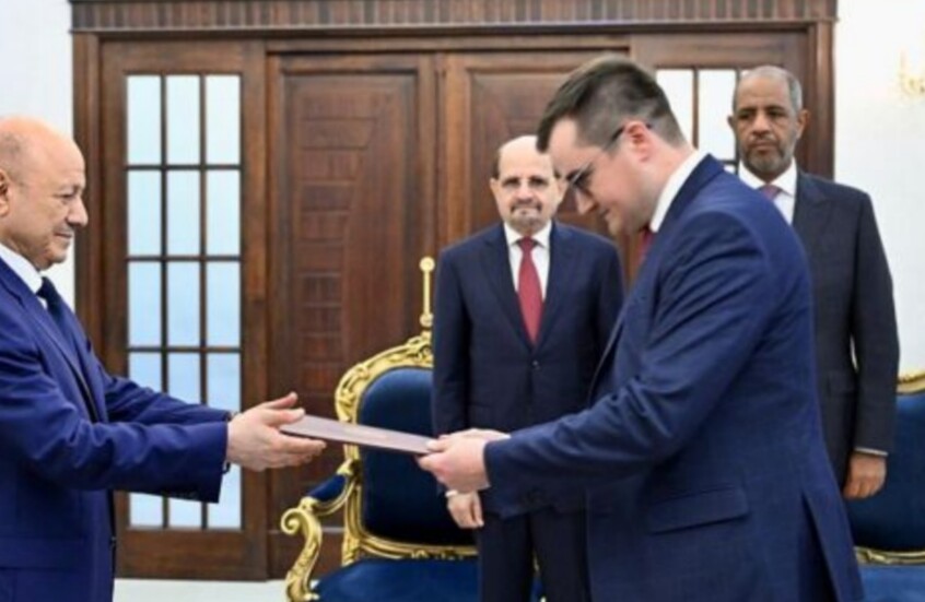 اليمن.. رئيس مجلس القيادة يتسلم أوراق اعتماد سفير روسيا