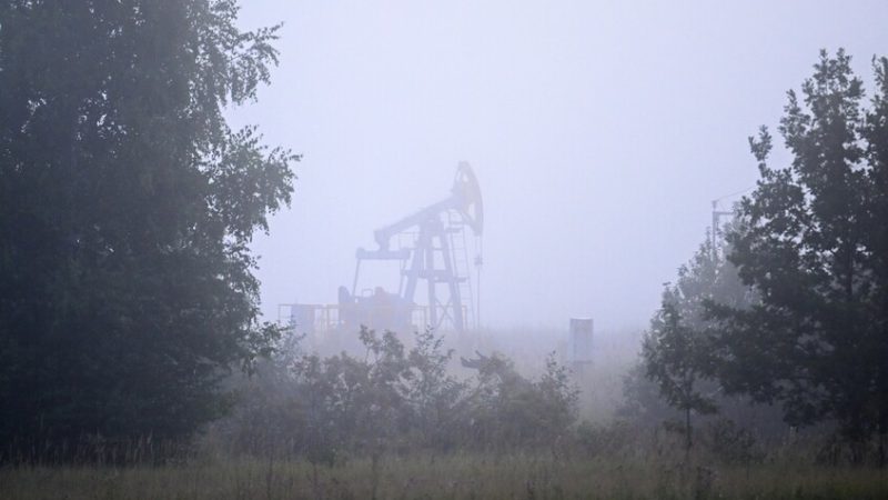 النفط يواصل انخفاضه وسط آمال تحقيق السلام في أوكرانيا