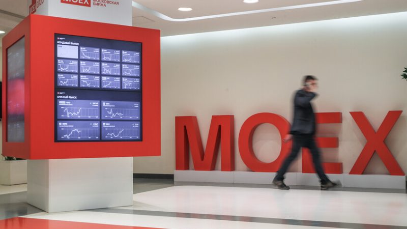 ارتفاع الروبل وبورصة موسكو متفائلين باحتمال التسوية في أوكرانيا