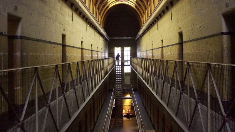 بعد انتحار مراهق.. أستراليا تبني سجنا “عالميا” للأحداث