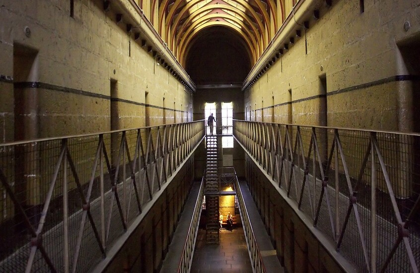 بعد انتحار مراهق.. أستراليا تبني سجنا “عالميا” للأحداث