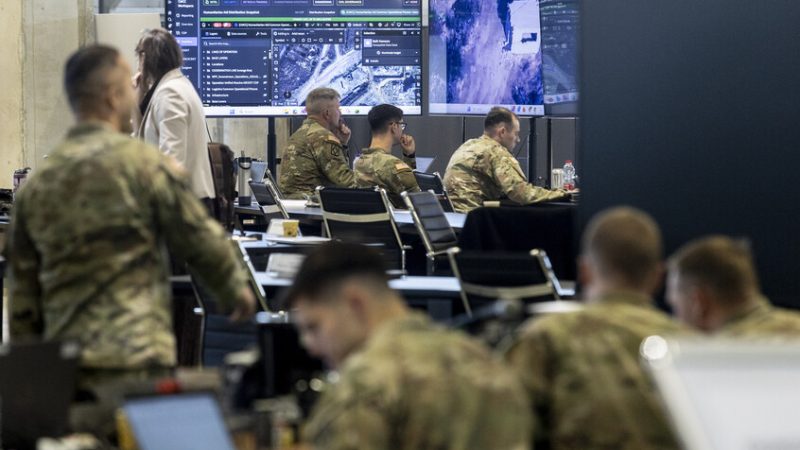 وزير الجيش الأمريكي يتحدث عن شكل الحروب بعد سنوات قليلة