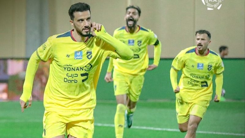 فيديو.. عمر السومة يستفز جماهير الخلود باحتفاله بهدف الفوز
