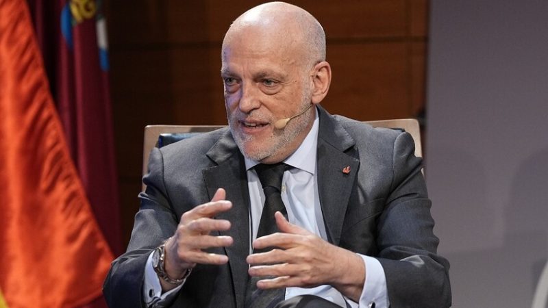 رئيس الدوري الإسباني مهدد بالفصل من منصبه لإفشاء أسرار “خطيرة” عن برشلونة