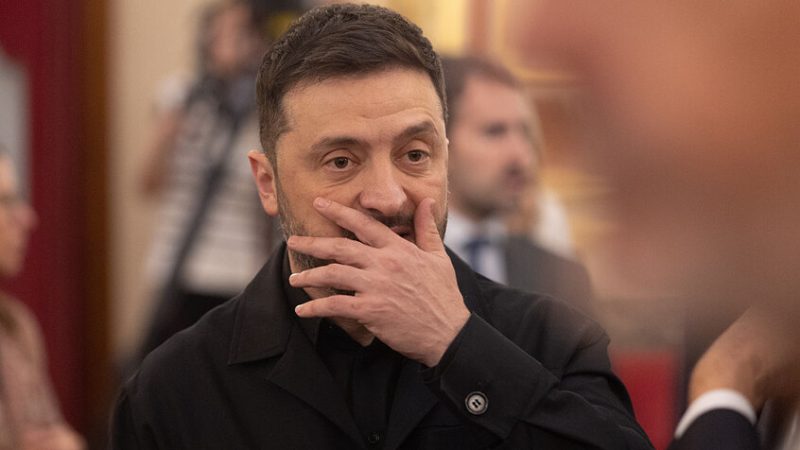 إعلام أوكراني: جهاز الأمن بدأ ينأى بنفسه عن زيلينسكي ويرماك وسط فضائح الفساد