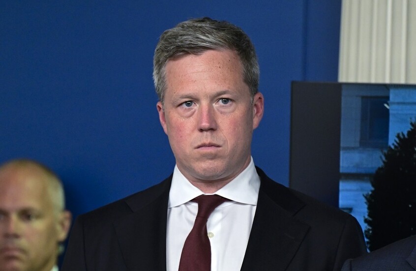 وزير الجيش الأمريكي: أوكرانيا في وضع مترد للغاية وهذا الوقت الأمثل للسلام