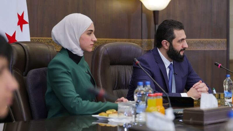 لفتة احترام ووقار من الرئيس السوري أحمد الشرع تجاه زوجته تثير تفاعلا واسعا (فيديو)