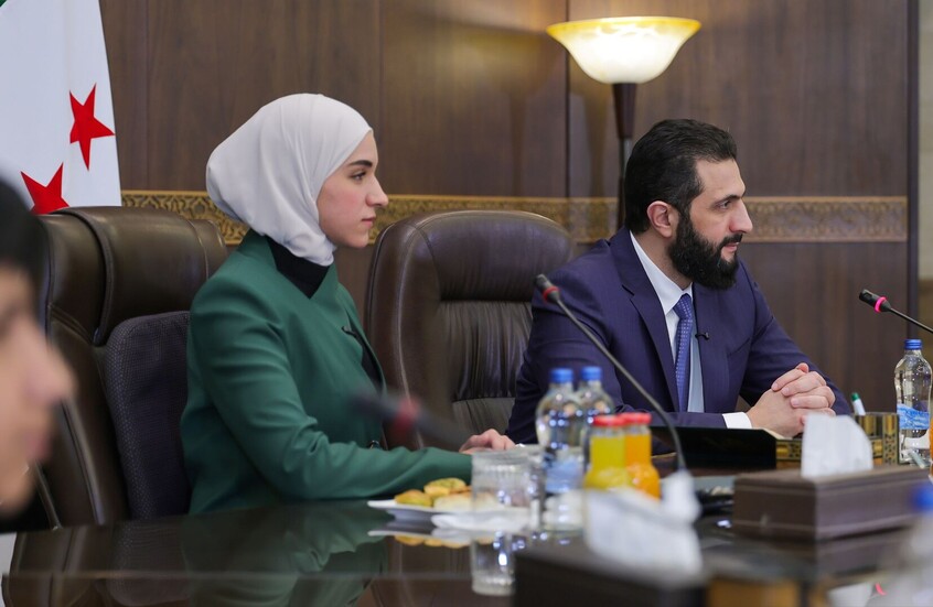 لفتة احترام ووقار من الرئيس السوري أحمد الشرع تجاه زوجته تثير تفاعلا واسعا (فيديو)