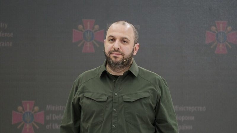 الوفد الأوكراني يصل إلى سويسرا لمناقشة خطة ترامب