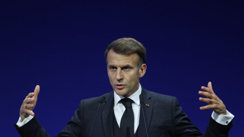 استطلاع رأي: شعبية ماكرون تواصل التراجع بسبب موقفه من أوكرانيا