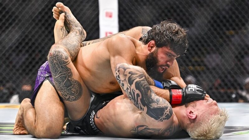 شاهد.. مقاتل يكتسح خصمه قبل خنقه