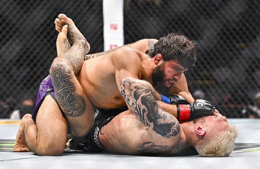 شاهد.. مقاتل يكتسح خصمه قبل خنقه