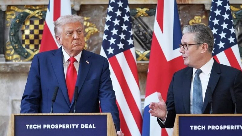 ستارمر وترامب يبحثان عملية التسوية السلمية في أوكرانيا