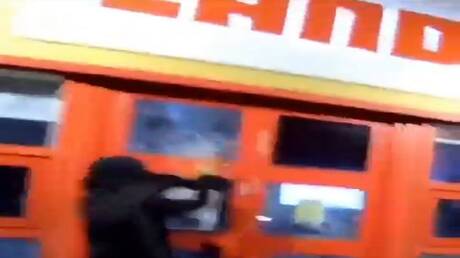 بريطانيا.. هجوم على مصنع يُزود إسرائيل بمكونات طائرات “إف-35” (فيديو)