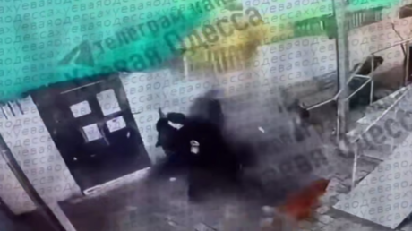 أوكراني يفجر نفسه في مركز للتجنيد بعد سوقه قسرا (فيديو)