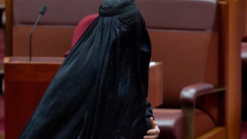نائب ترتدي البرقع في مجلس الشيوخ الأسترالي لتثير حفيظة معارضيها (فيديو + صور)