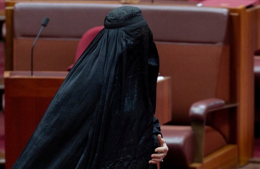 نائب ترتدي البرقع في مجلس الشيوخ الأسترالي لتثير حفيظة معارضيها (فيديو + صور)