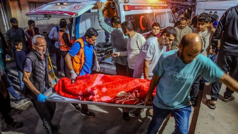 قصف إسرائيلي يوقع قتلى وجرحى ويزيد الأعباء الإنسانية في قطاع غزة (صور)