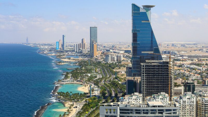 “رويترز” عن مصادر: السعودية تخطط لافتتاح متجرين جديدين لبيع المشروبات الكحولية