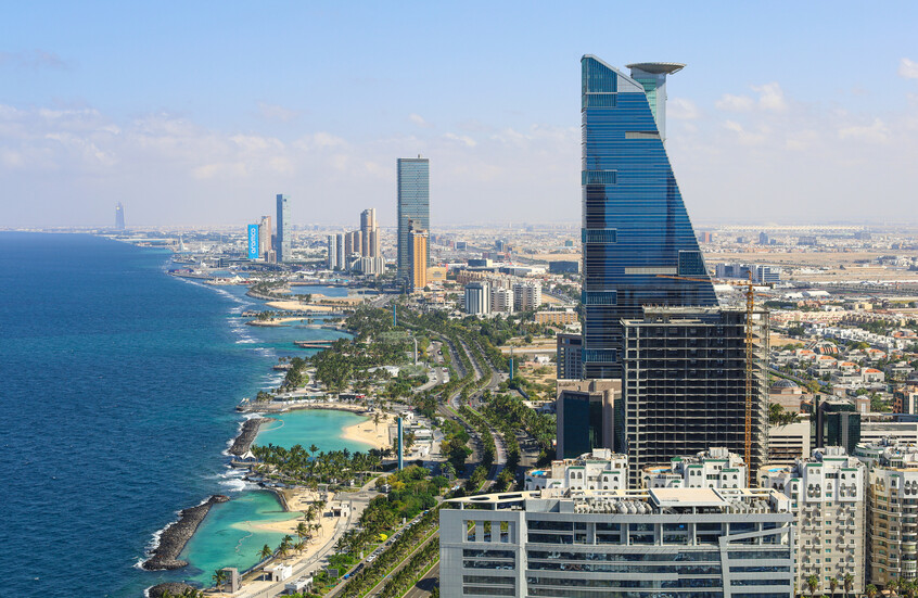 “رويترز” عن مصادر: السعودية تخطط لافتتاح متجرين جديدين لبيع المشروبات الكحولية