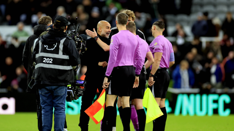 غوارديولا يعتذر عن تعنيف مصور بعد خسارة مانشستر سيتي في نيوكاسل