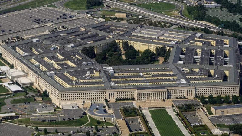 البنتاغون يفتح تحقيقا بحق سيناتور ديمقراطي بعد تحريضه الجيش على عصيان أوامر ترامب “غير القانونية”