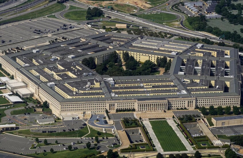 البنتاغون يفتح تحقيقا بحق سيناتور ديمقراطي بعد تحريضه الجيش على عصيان أوامر ترامب “غير القانونية”