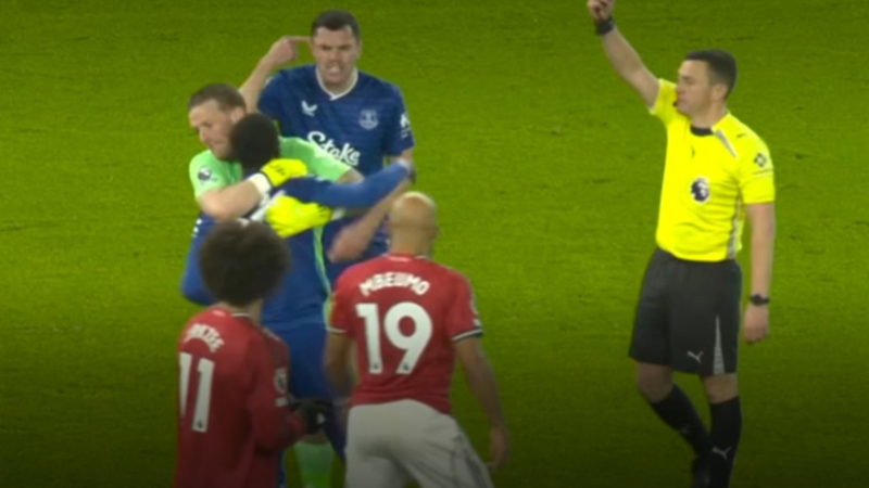 غرائب الدوري الإنجليزي.. طرد نجم إيفرتون بعد شجاره مع زميله خلال مواجهة مانشستر يونايتد (فيديو)