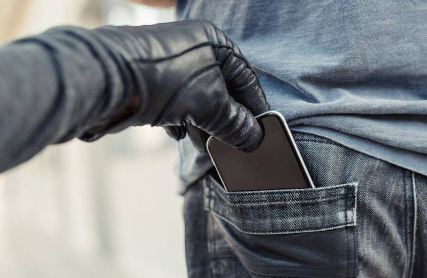 يقترب كالثمل.. ويرقص ثم يسرق! مشهد مثير للدهشة في مدينة نوتينغهام البريطانية (فيديو)