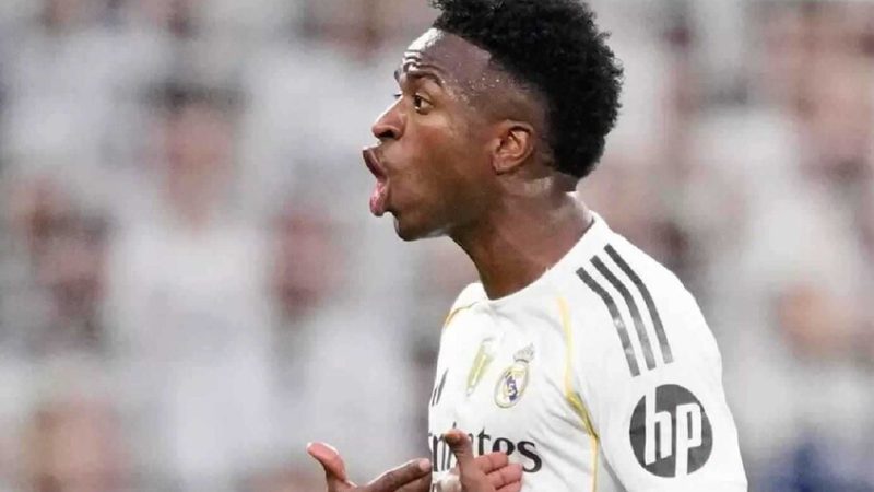 فينيسيوس جونيور يلوي ذراع ريال مدريد