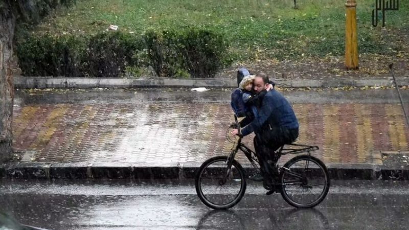 أمطار غزيرة تسقط على مناطق متفرقة من سوريا.. وتساهم في إخماد حرائق اللاذقية (فيديوهات + صور)